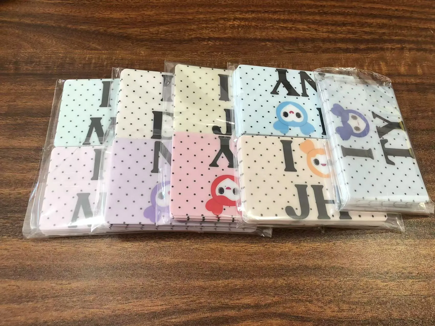 JOJO Pack zasílá zákazníkům z USA krycí nálepky na kreditní karty