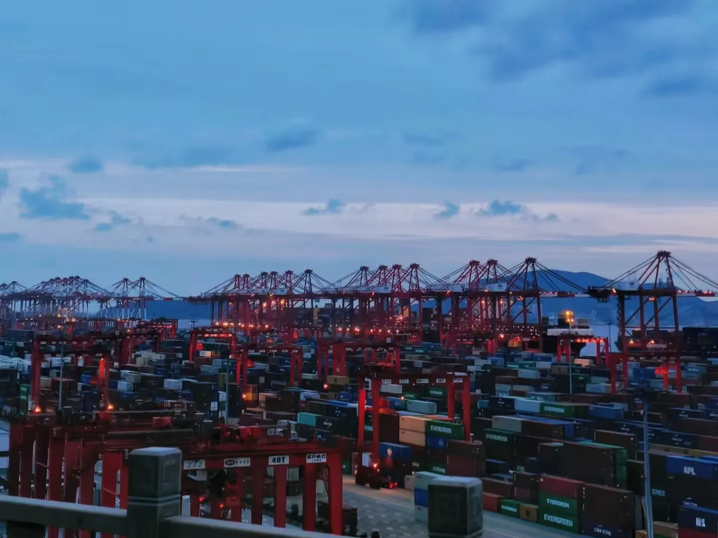 Celková hodnota čínského dovozního a vývozního obchodu dosáhla 41,21 bilionu jüanů.