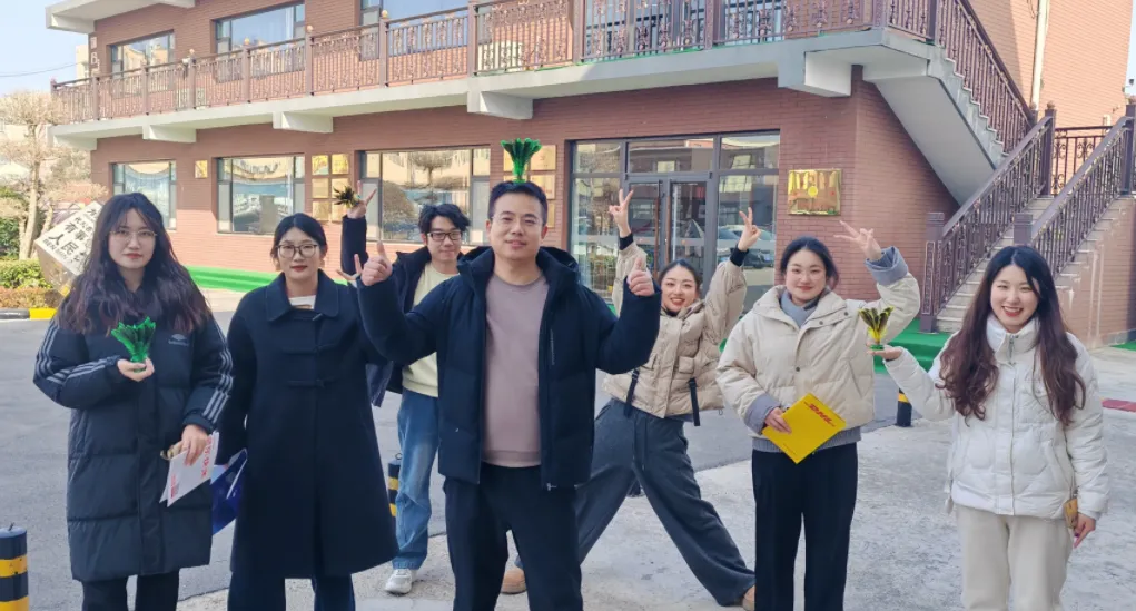 Krátká přestávka na oběd rozproudí kancelář zábavou s raketoplánem