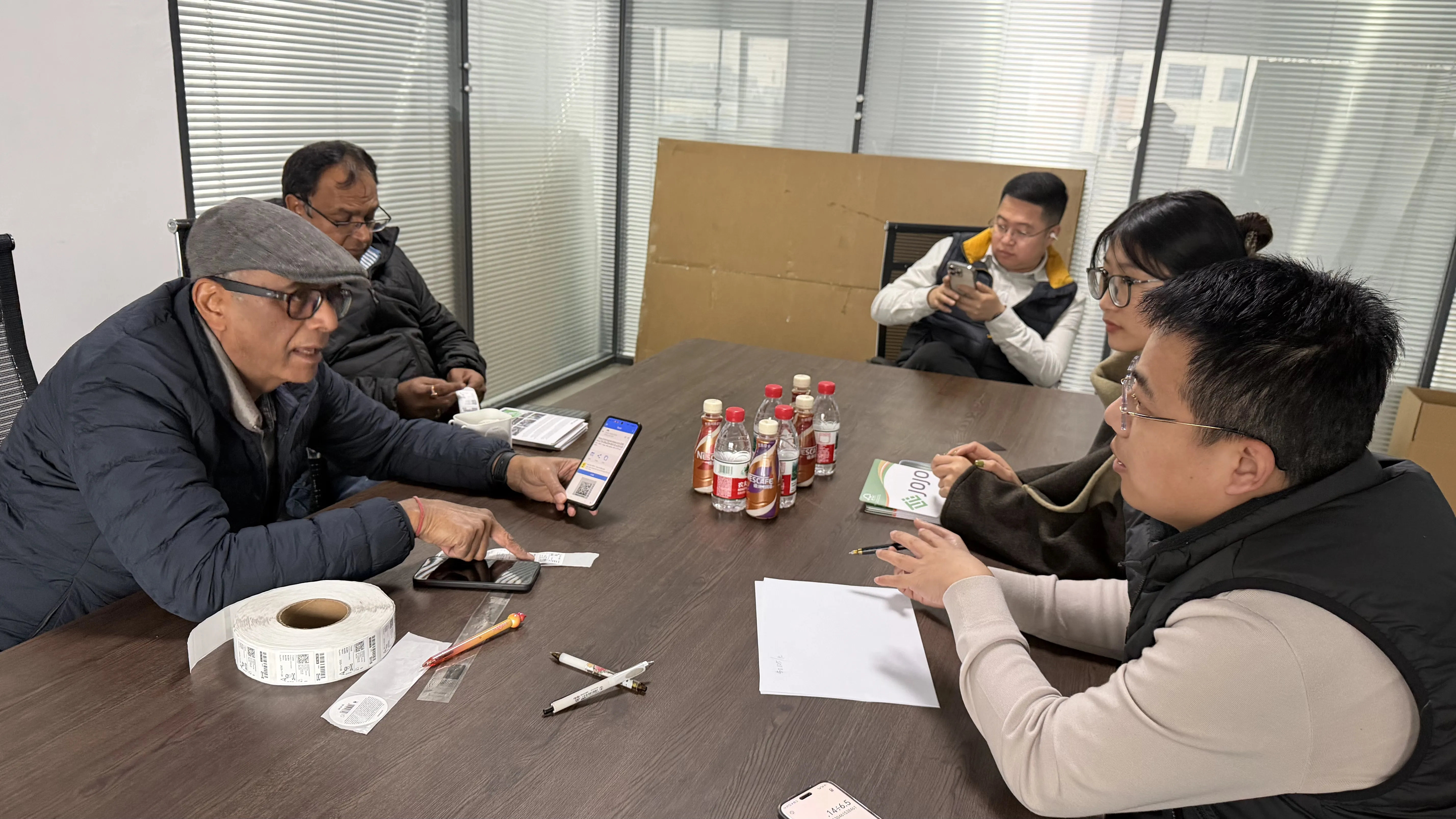 Srdečně vítáme zákazníky k návštěvě naší továrny