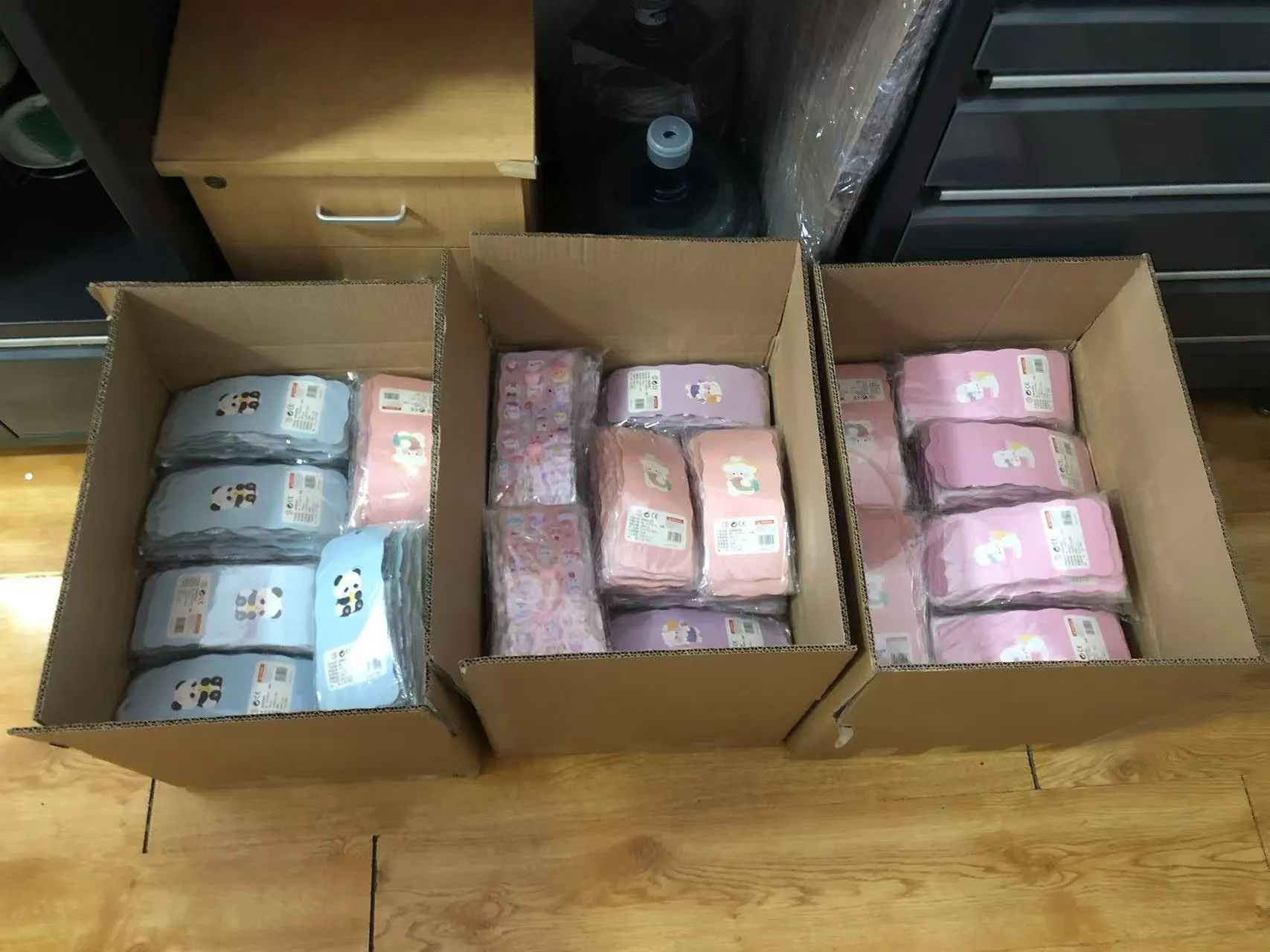 Máte rádi stlačitelné samolepky ve tvaru zadku?