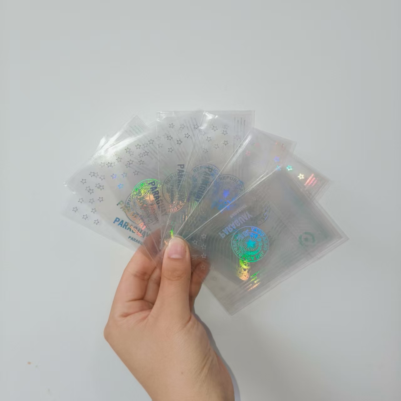 Transparentní samolepky na hologramu